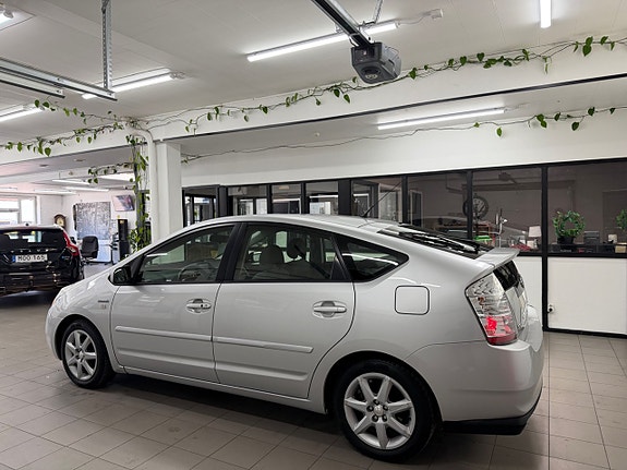 Toyota Prius 4 of 5