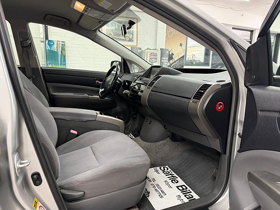 Toyota Prius 8 of 25