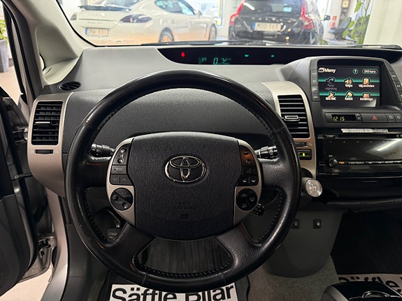 Toyota Prius 25 of 25