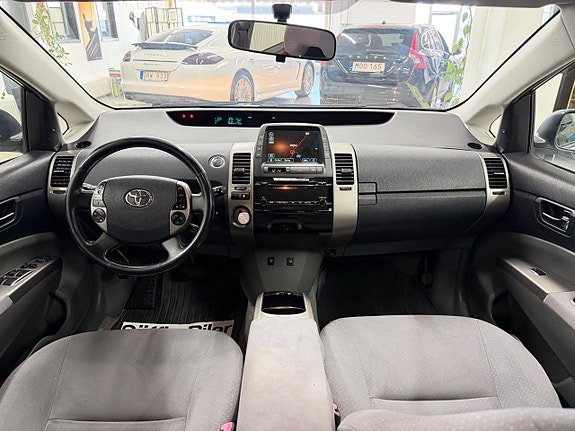 Toyota Prius 14 of 25