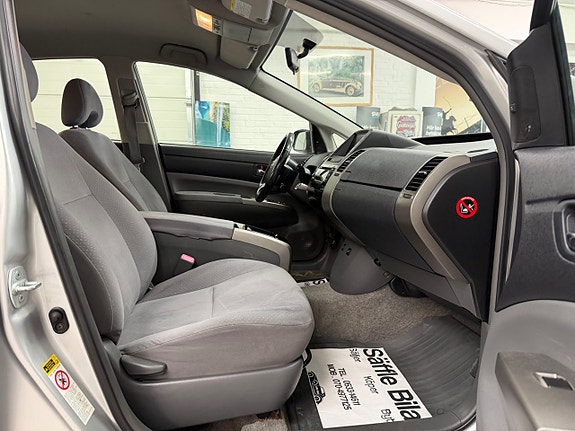 Toyota Prius 9 of 25