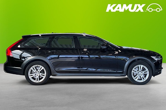 Volvo V90 Cross Country 2 of 5