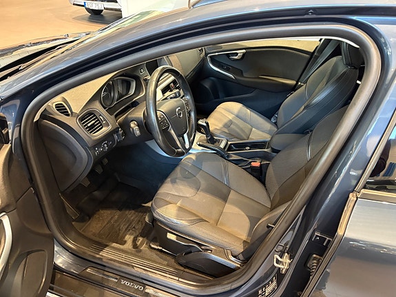Volvo V40 Cross Country 9 of 16