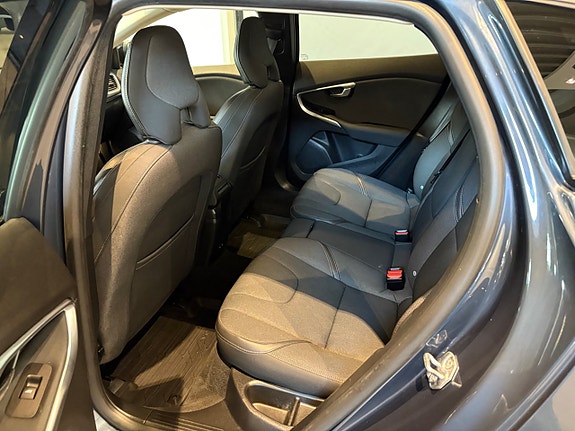 Volvo V40 Cross Country 12 of 16