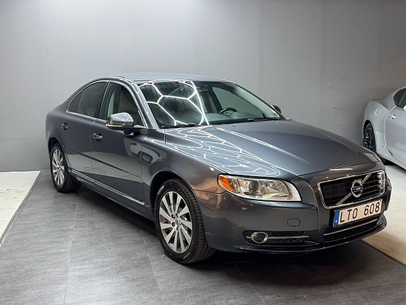 Volvo S80 2 of 5