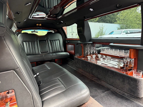 Lincoln Town Car 3 of 5