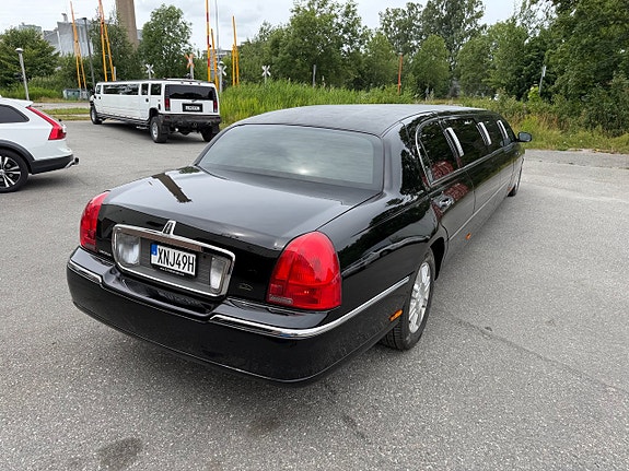 Lincoln Town Car 7 of 12