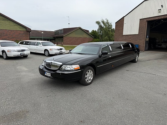 Lincoln Town Car 9 of 12
