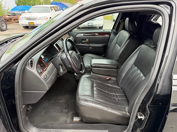Lincoln Town Car 10 of 12