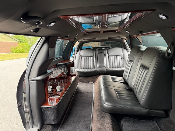 Lincoln Town Car 4 of 5