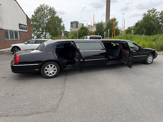 Lincoln Town Car 5 of 5
