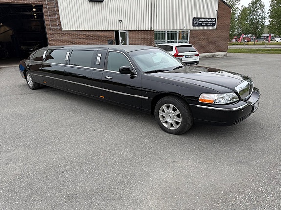 Lincoln Town Car 8 of 12