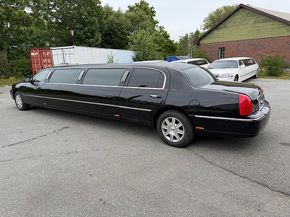 Lincoln Town Car 6 of 12