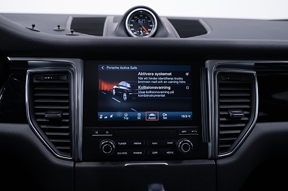 Porsche Macan 27 of 28