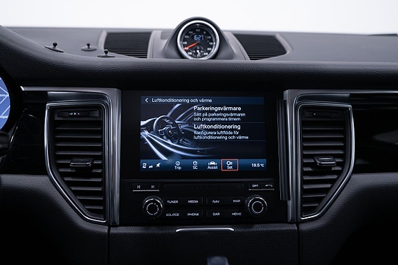 Porsche Macan 28 of 28