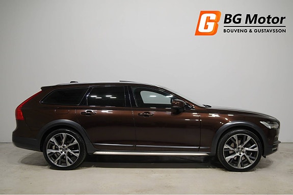 Volvo V90 Cross Country 2 of 5