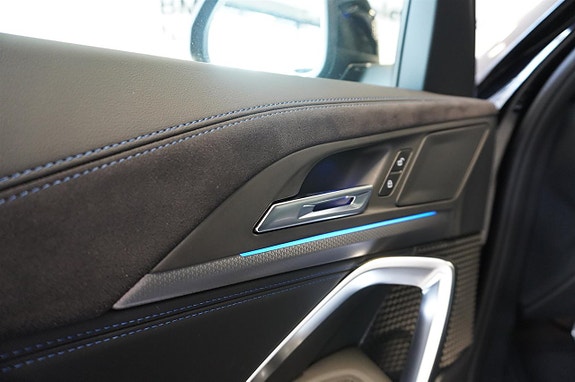 BMW iX1 8 of 22