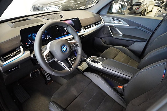 BMW iX1 7 of 22