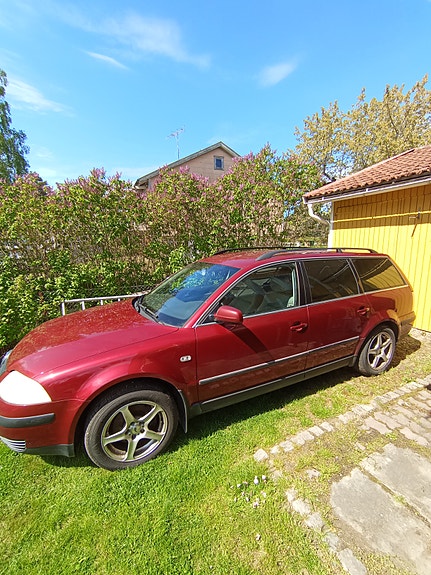 Volkswagen Passat 2 of 5
