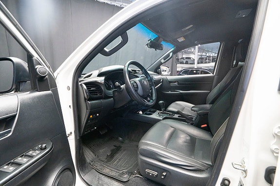 Toyota HiLux 17 of 24