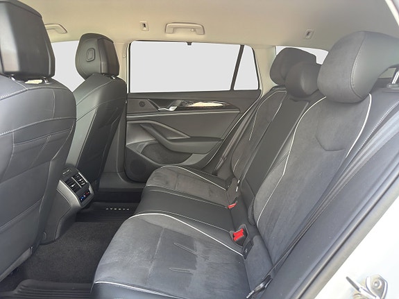 Volkswagen Passat 13 of 24