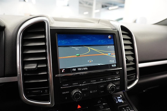 Porsche Cayenne 16 of 22