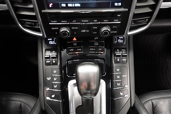Porsche Cayenne 13 of 22