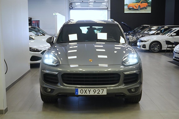Porsche Cayenne 3 of 5