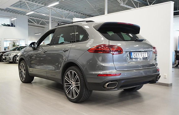 Porsche Cayenne 4 of 5
