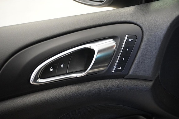 Porsche Cayenne 9 of 22