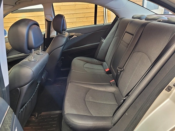 Mercedes-Benz E280 16 of 21