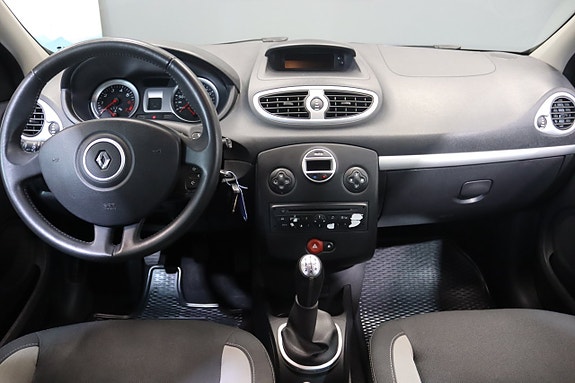Renault Clio 17 of 18