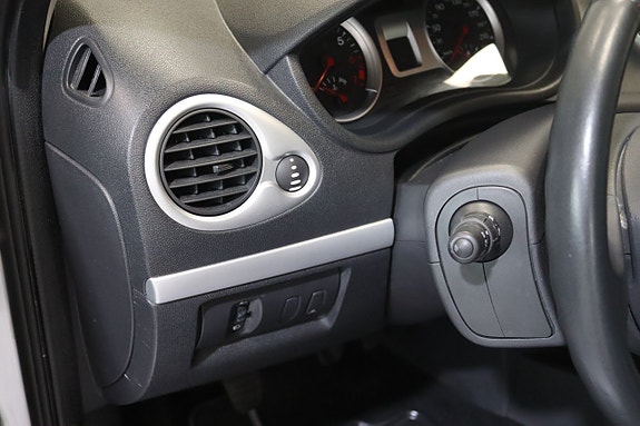 Renault Clio 16 of 18