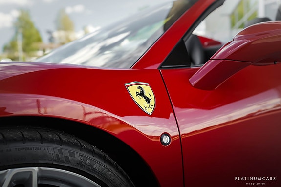 Ferrari F8 Spider 21 of 23