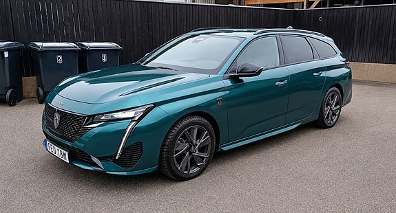 Peugeot 308 SW 2 of 5