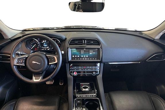 Jaguar F-PACE 13 of 28
