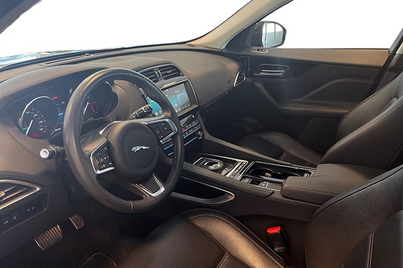 Jaguar F-PACE 12 of 28