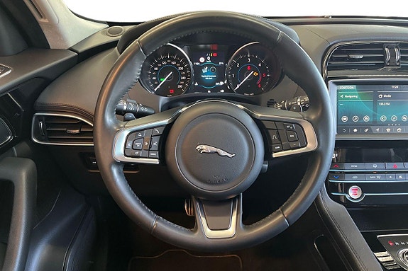 Jaguar F-PACE 14 of 28