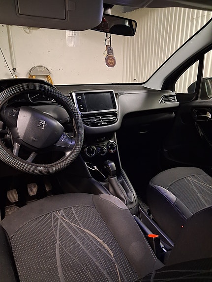 Peugeot 208 2 of 4