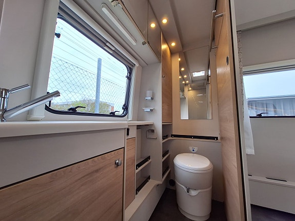 Dethleffs Nomad 650 RQT Scandinavia Snow Queenbädd, Dusch 15 of 17