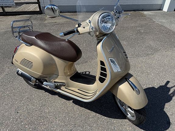 Vespa GTS 300 2 of 3