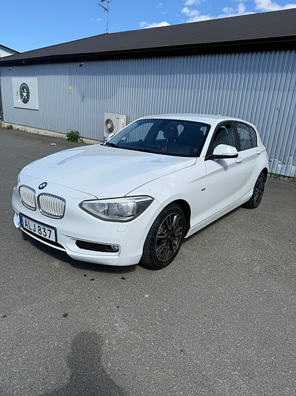 BMW 118d 2 of 5