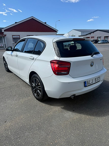 BMW 118d 4 of 5