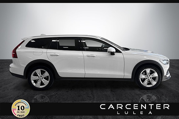 Volvo V60 Cross Country 2 of 5