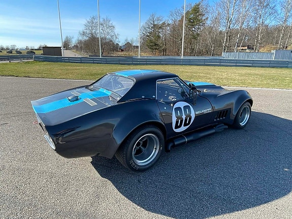 Chevrolet Corvette 4 of 5