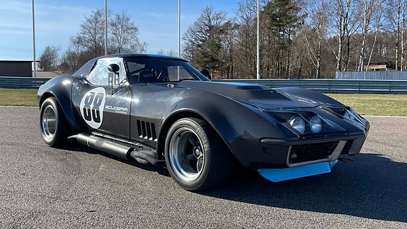 Chevrolet Corvette 2 of 5