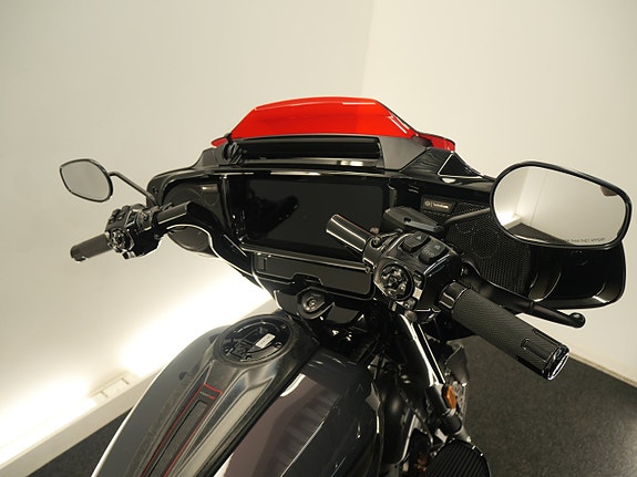 Harley-Davidson CVO Street Glide ST FLHXSTSE 15 of 17