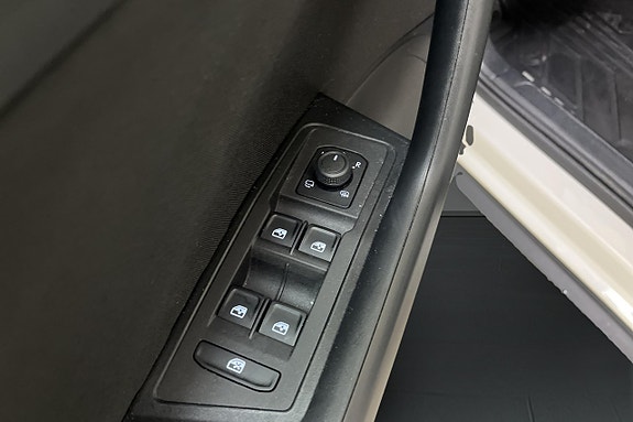 Volkswagen T-Roc 17 of 29
