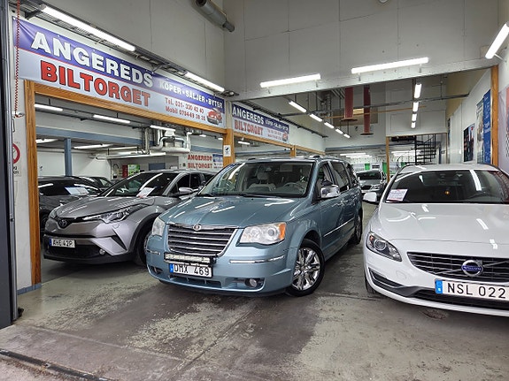 Chrysler Town & Country 2 of 18