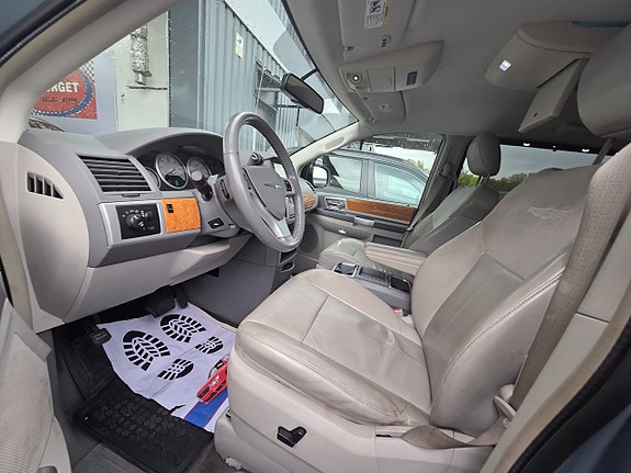 Chrysler Town & Country 15 of 18